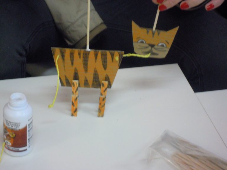 marioneta con dos caras que expresan emociones